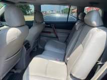 A picture of Toyota Highlander 2013 model Buy and flex Owner need money