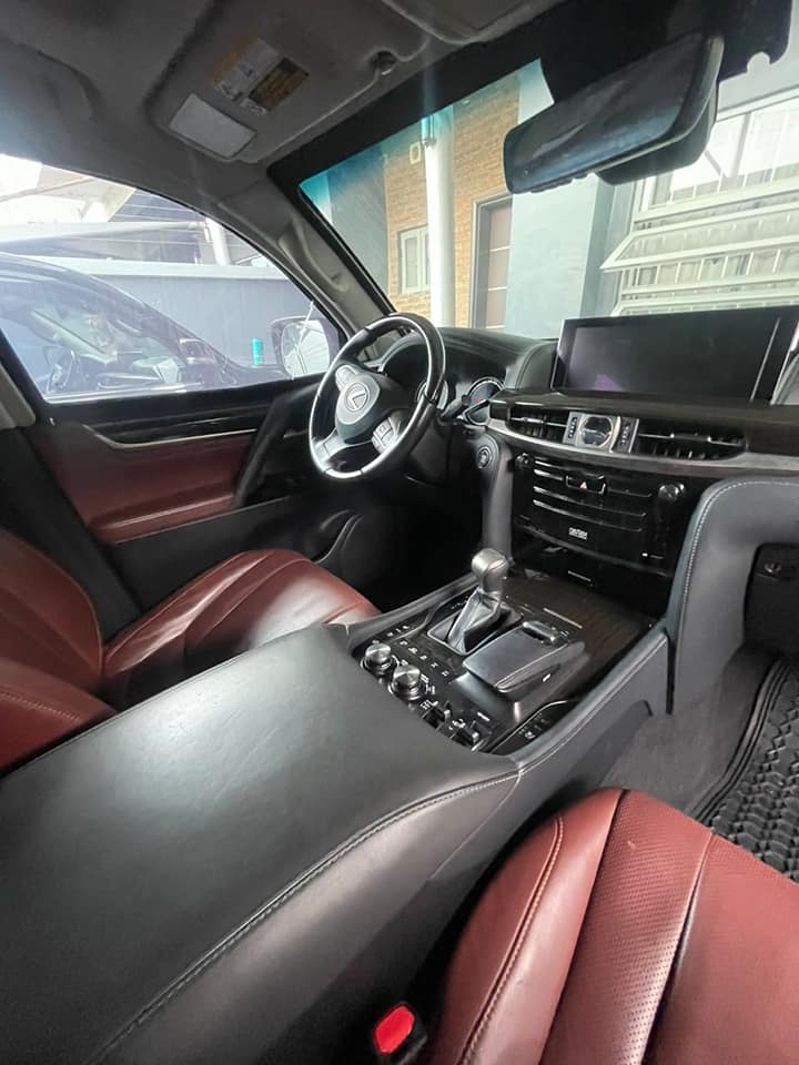 A picture of Lexus 570