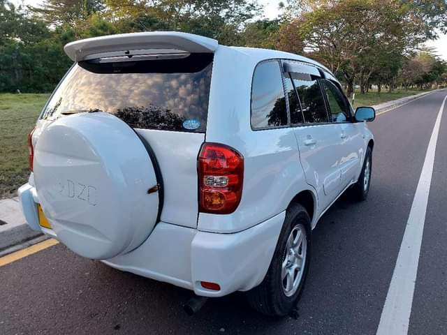 A picture of 2005 Toyota RAV4