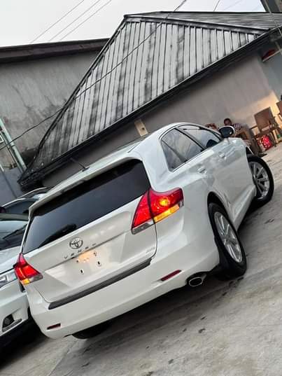 A picture of 2010 foreign used Toyota venza