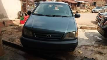 A picture of 2000 model toyota siena