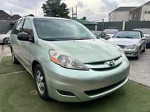 A picture of Toyota Sienna 08 model toks standard