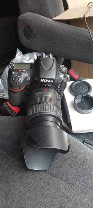 A picture of Nikon D800 36 3megapixels with lens from USA very clean