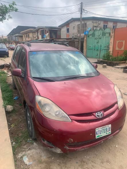 A picture of 2006 sienna used