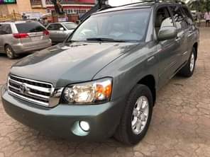 A picture of sharp Toyota Highlander 2006 model 3 seaters Super clean Factory