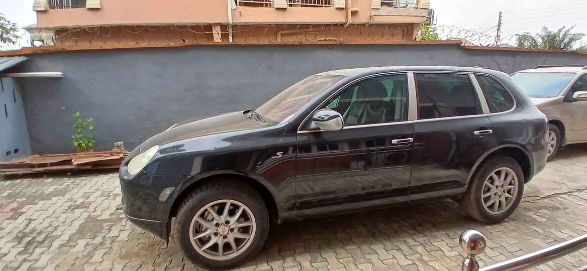 A picture of 2005 Porsche cayenne