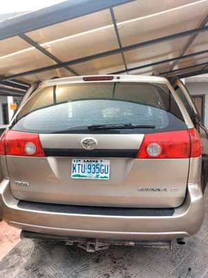 A picture of First body Toyota Sienna 06 Nigeria used First owner first
