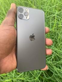 A picture of iPhone 11 Pro max 128gb