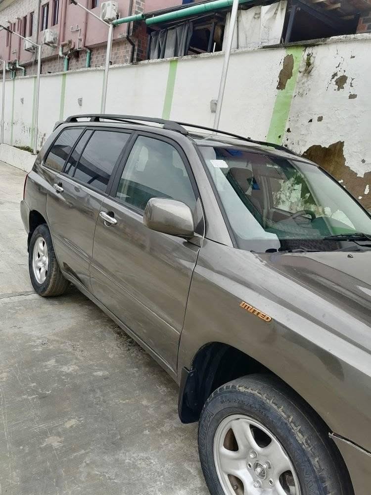 A picture of 2005 Toyota highlander