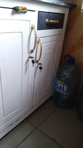 A picture of Kabati la gesi bado jipya limetumika miezi miwili