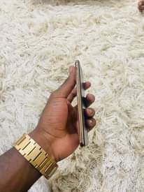 A picture of iPhone Xs Mac 256 GB Tsh 460K