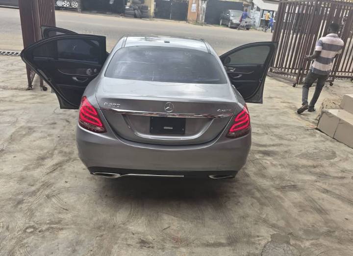 A picture of Mercedes Benz 300