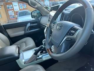 A picture of Motor Vehicle Toyota Land Cruiser 190000000