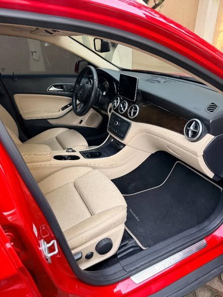 A picture of 2016 Mercedes Benz GLA250