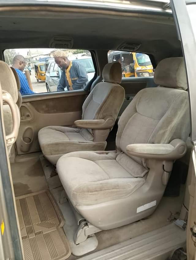 A picture of Toyota sienna 2004