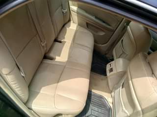 A picture of Toyota Avalon 05