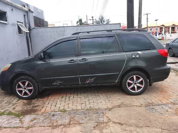 A picture of Toyota sienna 05