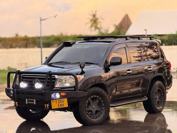 A picture of TOYOTA LAND CRUISER 200 YA MWAKA 2010 NAMBA ENX INAUZWA
