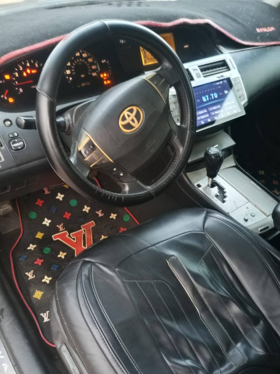 A picture of Toyota Avalon 08