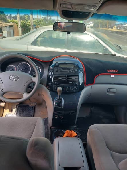 A picture of Toyota sienna toks standard