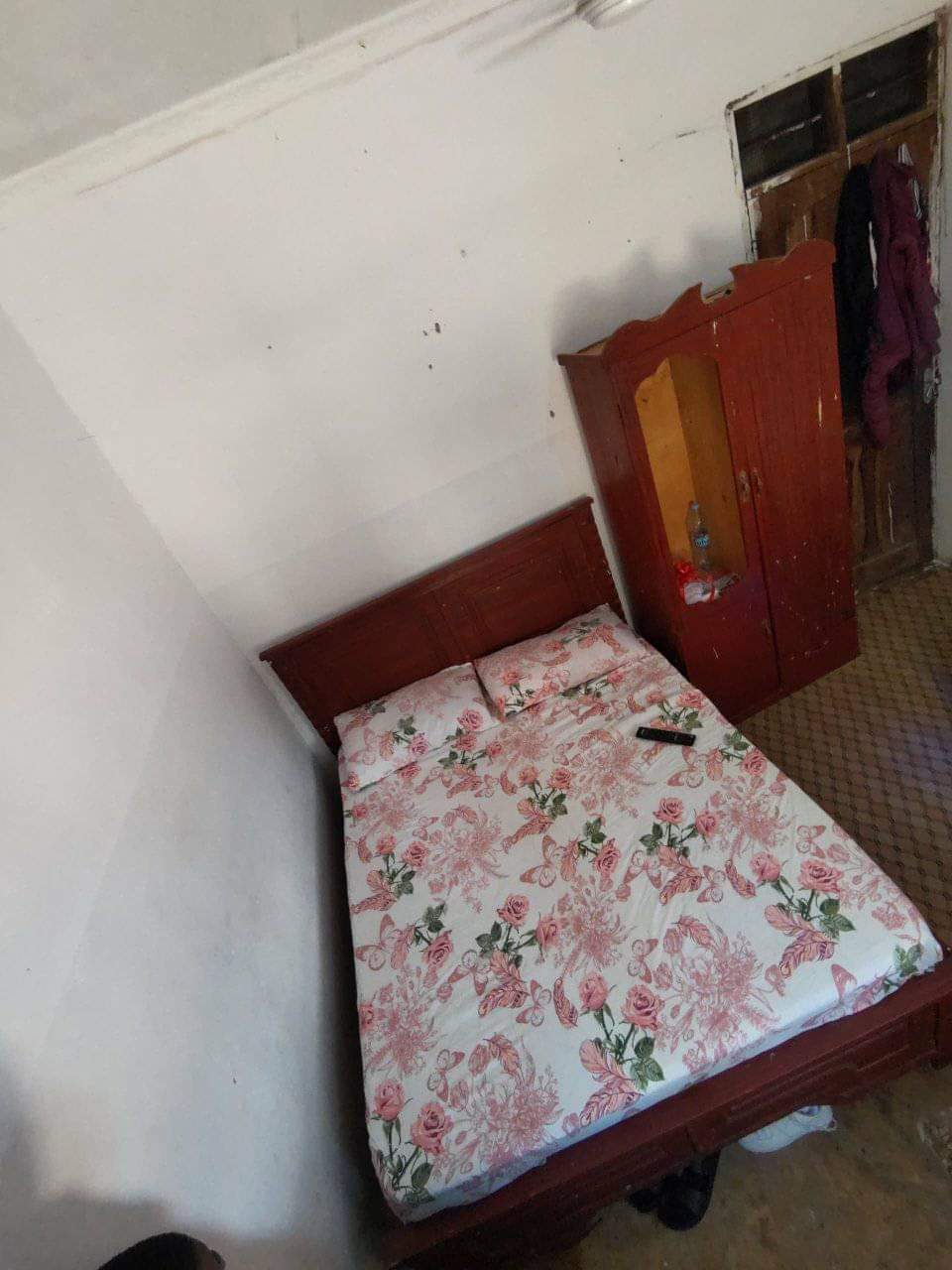 A picture of Kitanda 5 6 na kabati
