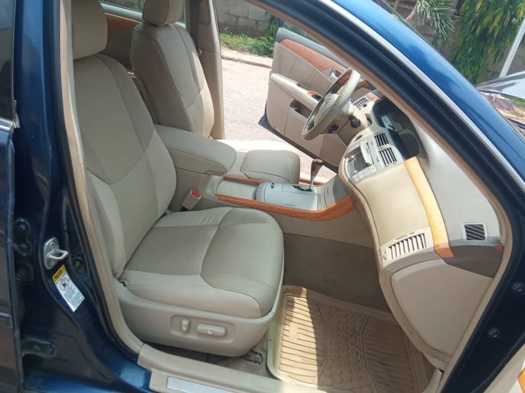 A picture of Toyota Avalon 08