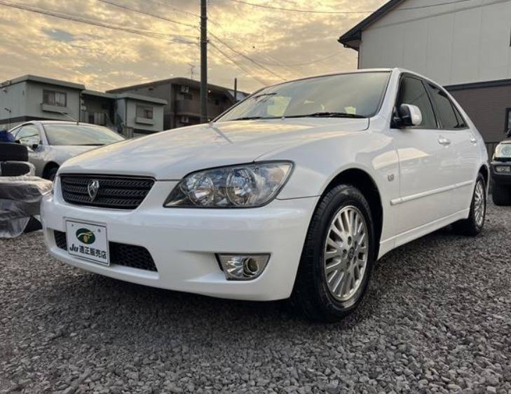 A picture of TOYOTA ALTEZA 2002