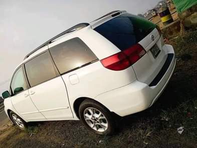 A picture of SHARP 2005 TOYOTA SIENNA Belgium standard In Good condition Everything