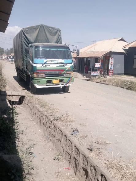 A picture of MITSUBISHI FUSO LONGBASE Million 36 Engine seventeen Gari ni nzima