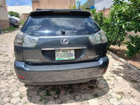 A picture of Lexus RX330 very clean untempered engine and gear