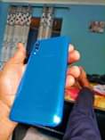 A picture of Samsung galaxy a50 ina krek kidogo hapo chini pemben kushoto