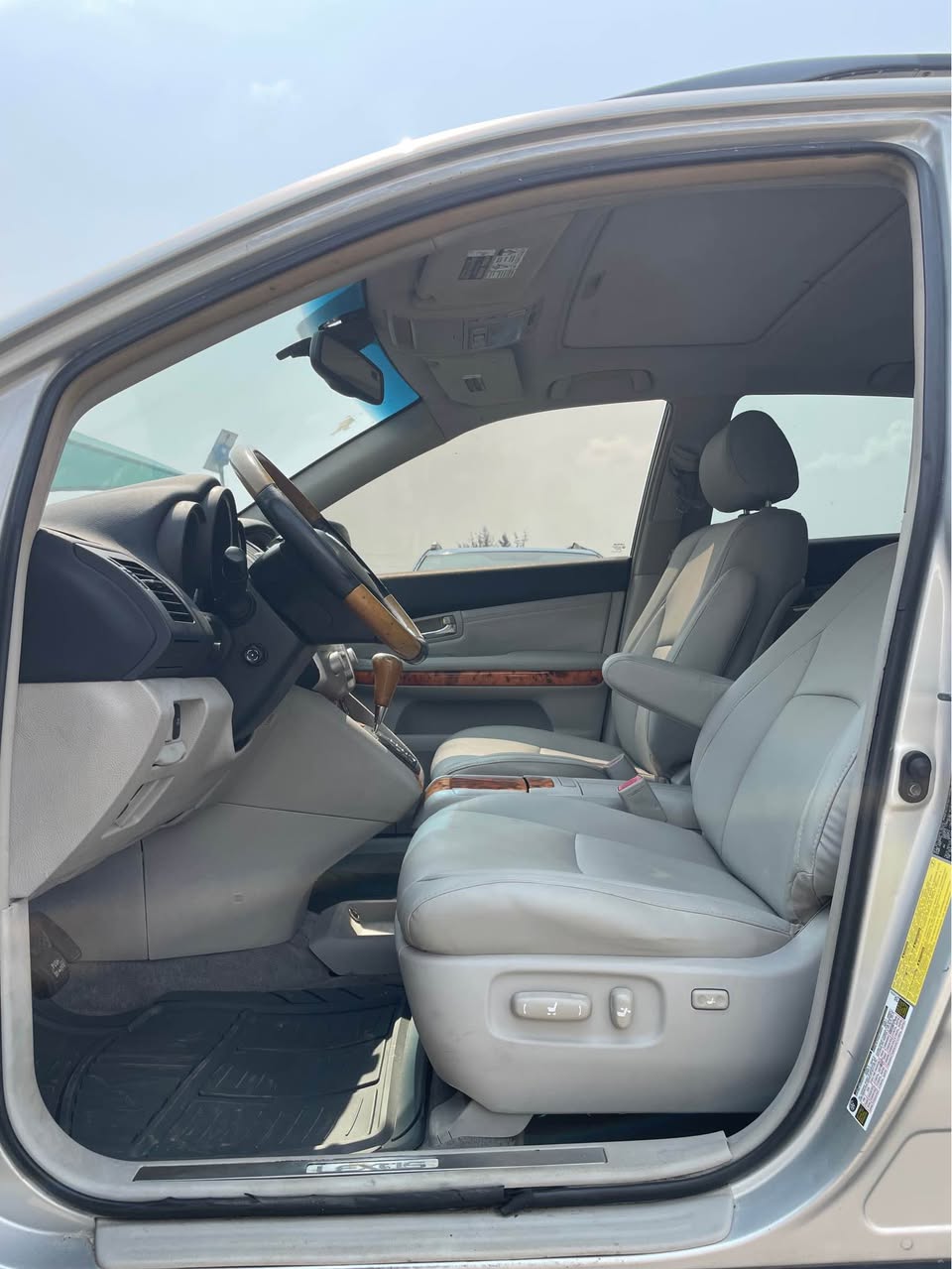 A picture of FOREIGN USED 2007 RX350