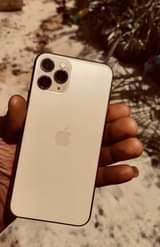 A picture of 11pro iphone 64gb Kila kitu Bei 960 000 0719422347