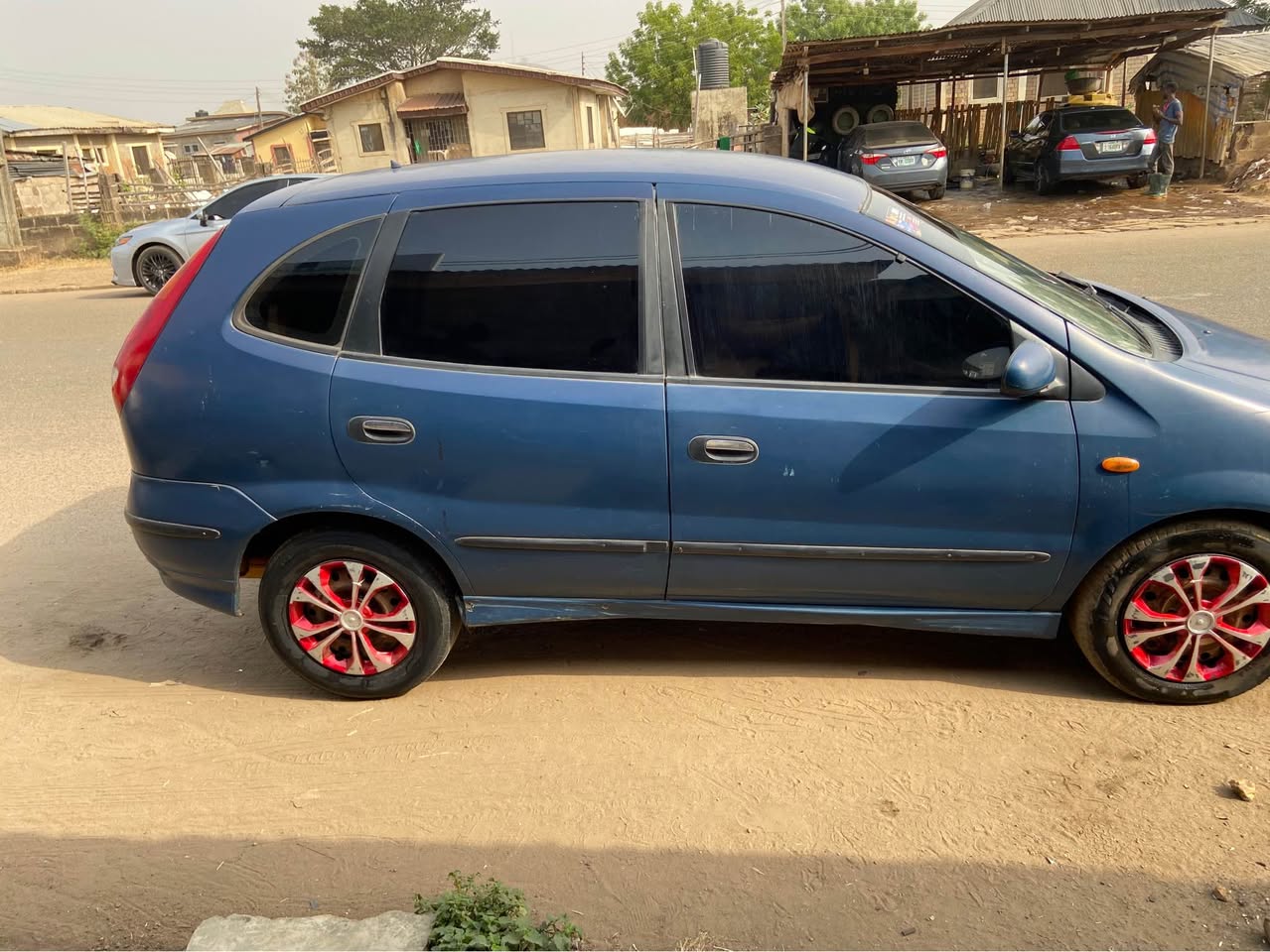 A picture of Nissan Tino