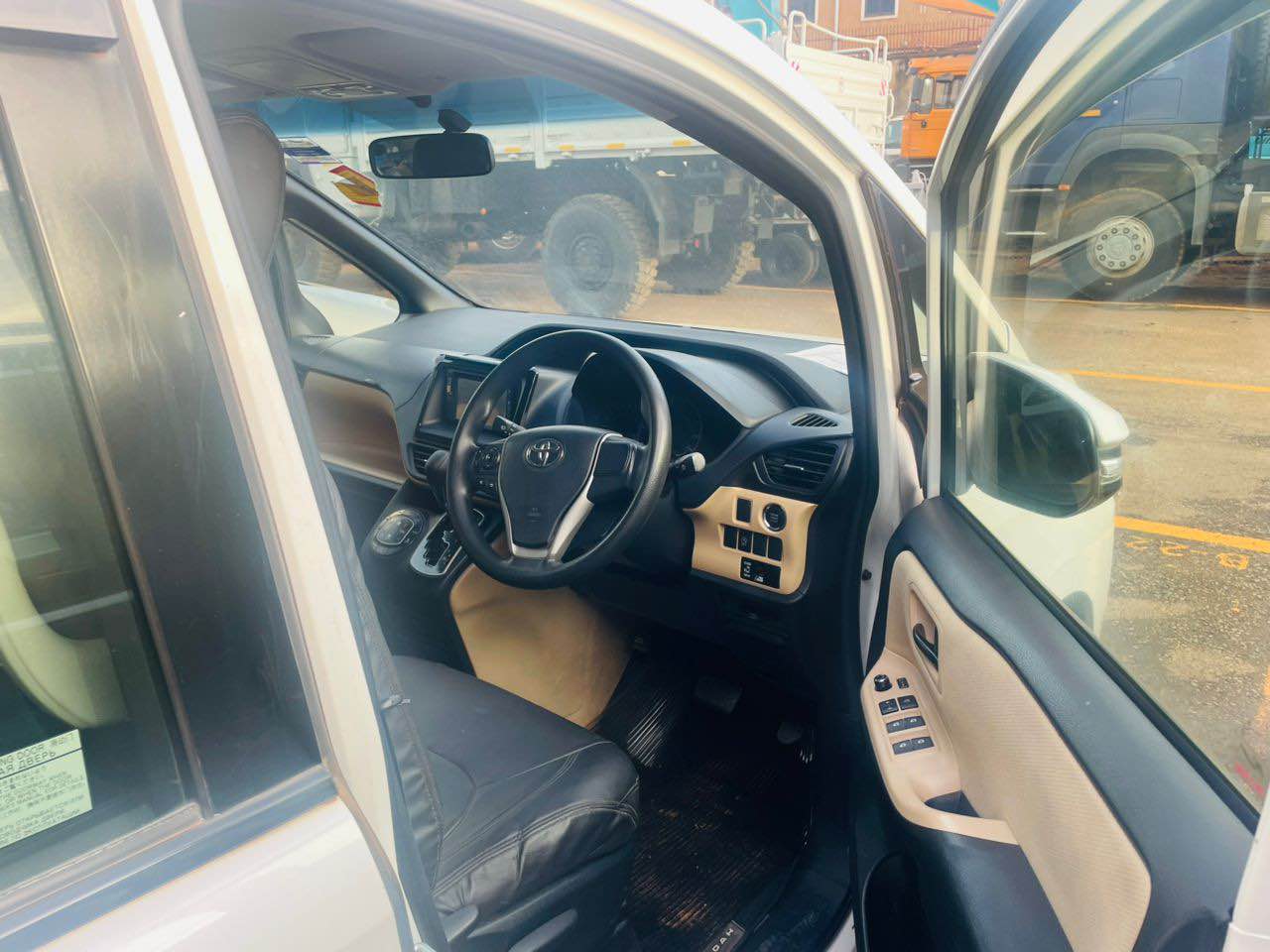 A picture of Toyota Noah 2015 model 42m UBR