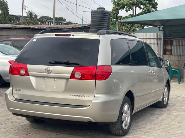 A picture of FOREIGN USED 2009 TOYOTA SIENNA