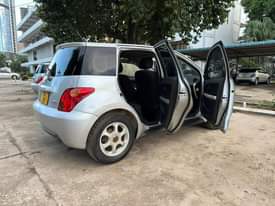 A picture of TOYOTA IST 2003