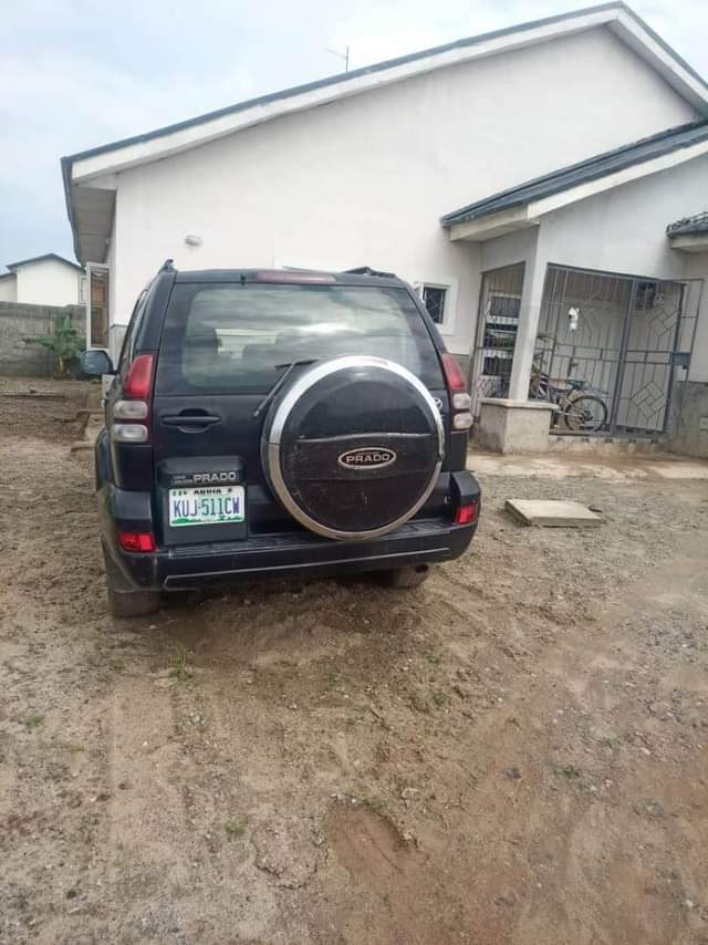 A picture of 2010 Prado everything working .. buy and drive going for