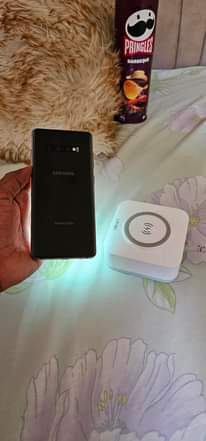 A picture of Samsung S10 plus