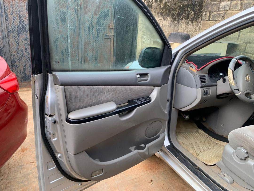 A picture of 2005 TOYOTA SIENNA