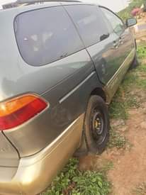 A picture of Toyota Sienna 99 model