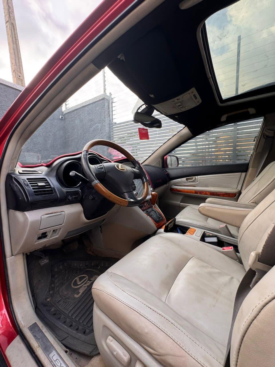 A picture of 2005 Lezus rx330