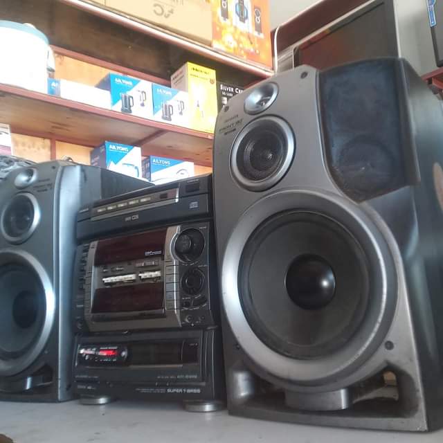 A picture of Aiwa music system kali sana