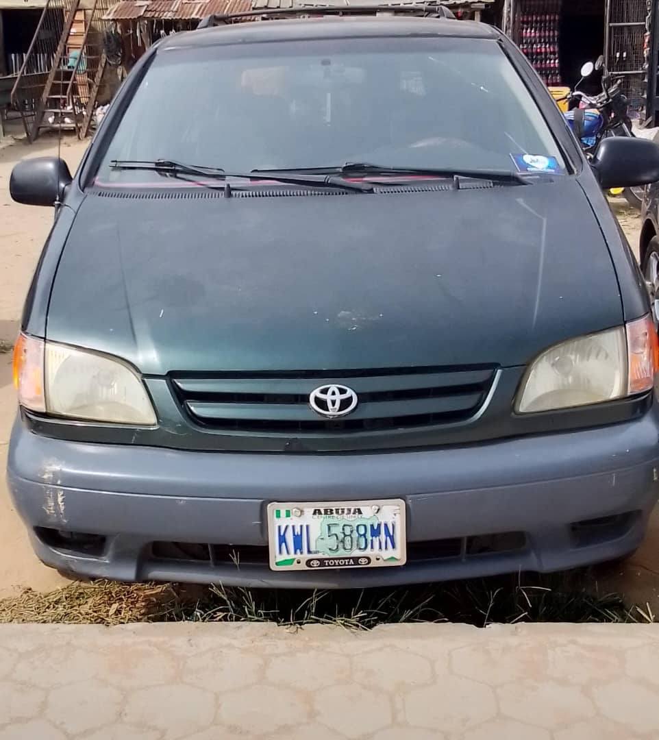 A picture of TOKUNBO STANDARD 02 TOYOTA SIENNA First body pan and neat