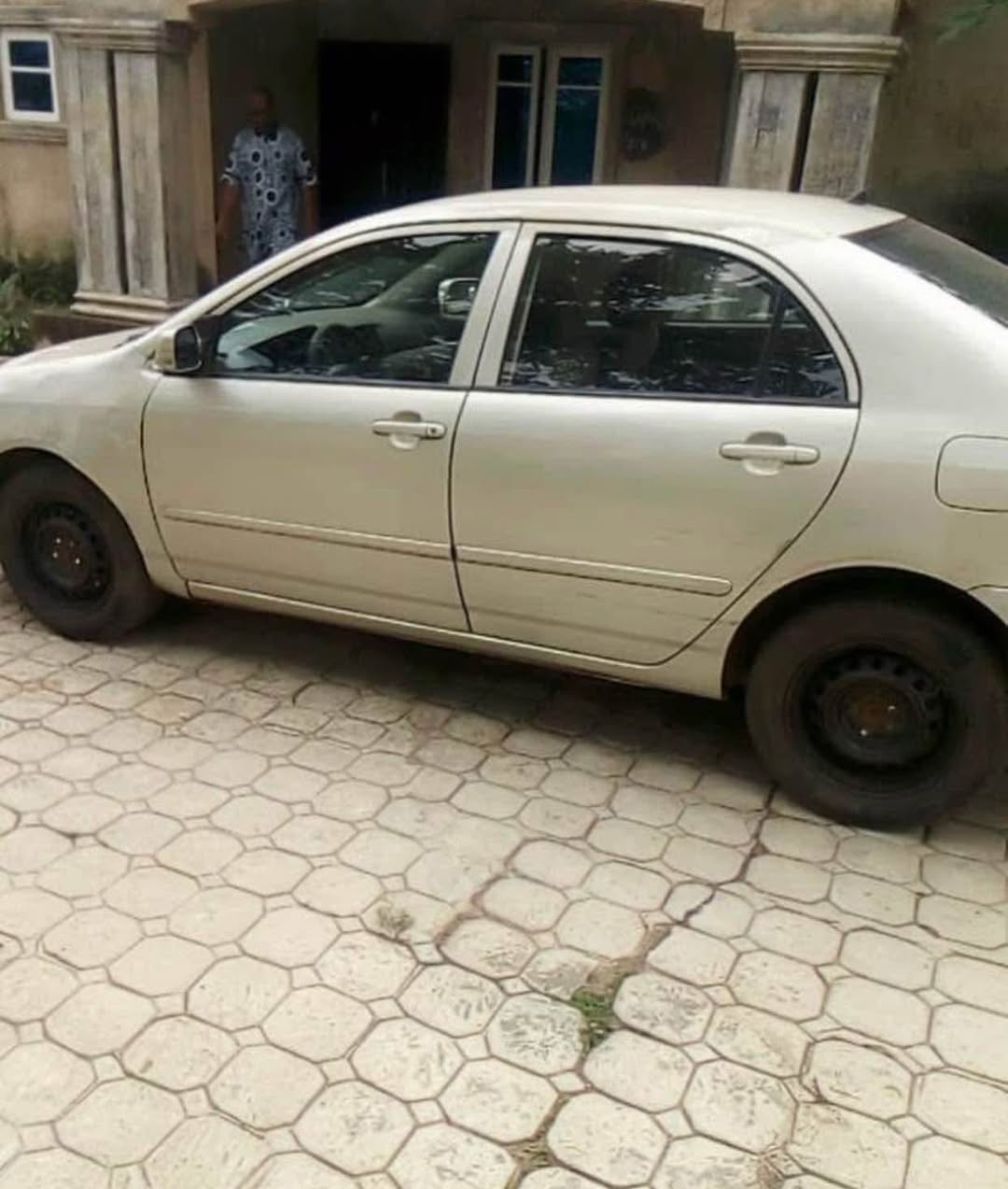 A picture of First body corolla