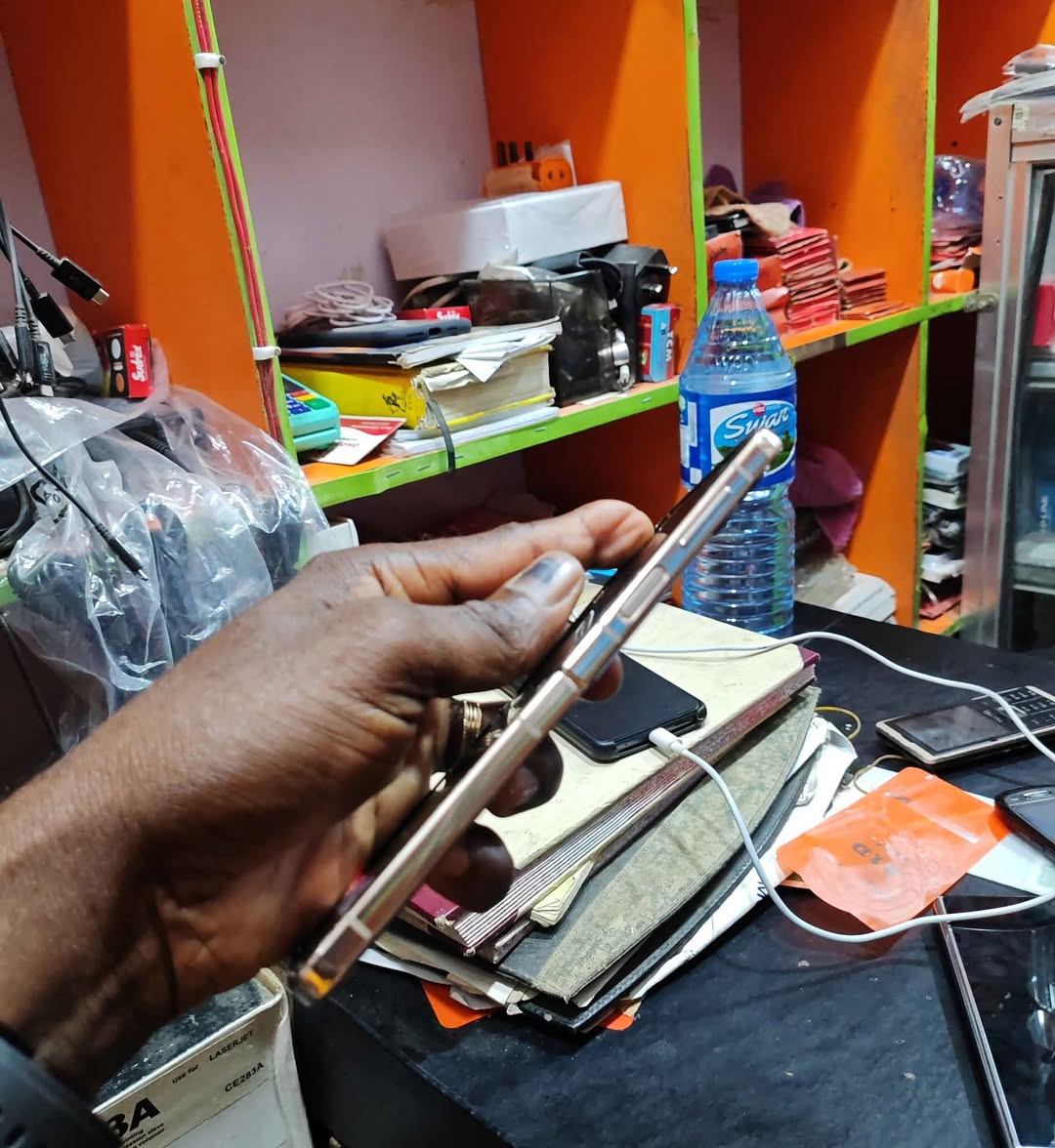 A picture of Samsung galaxy flip4 8gb 128gb