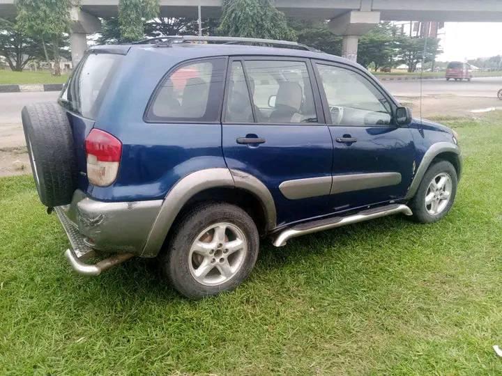 A picture of 2004 Toyota Rav4