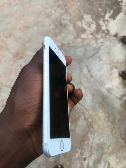A picture of iPhone 6s available for sale in osogbo name your offer