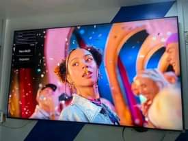 A picture of Hisense smart 4k inchi 50 TSH 550 000 Nipigie 0749810885
