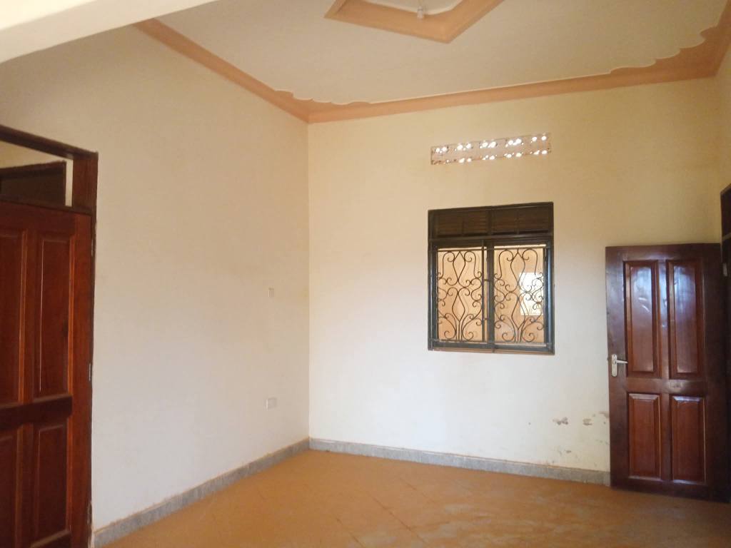 A picture of HOUSE ON QUICK SALE 85MILLIONS WITH READY TITLE located At